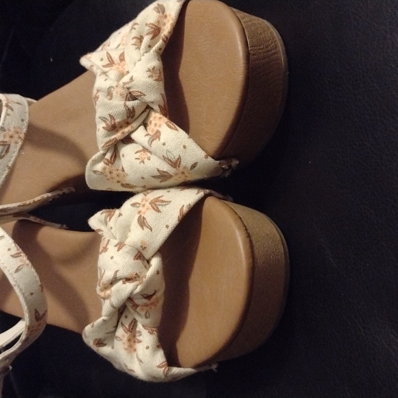 Universal Thread 9.5 cream platform sandals - Picture 6 of 10
